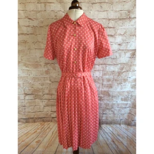 Vintage klänning, passar storlek 42/44 - En vintage klänning som köpts i somras. Den passar mig dessvärre inte då jag är för kort och har för små tuttar. Jag fyller heller inte ut midjan. Jag är 158 lång, väger 65 kilo men den skulle passat perfekt på någon runt 170 och upp med mer på bysten och magen än jag. Jag har C kupor. 