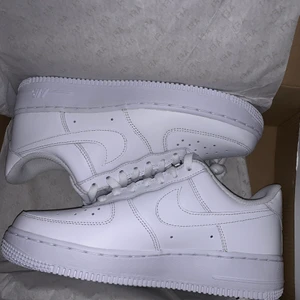 Nike af1 - Målar på skor!! Lägg beställning här eller på min Instagram, costumbyoc och få ett par unika skor speciellt gjorda för dig. Skicka en önskad design eller be om idéer så löser vi det. 🤍🤍🤍