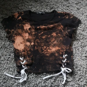 T-shirt  - Säljer en jätte fin och cool t-shirt som ja inte användt. Frakt ingår💕