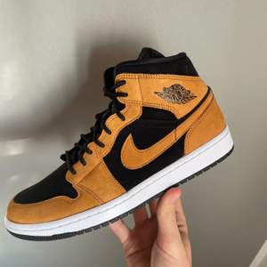 Säljer ett par av Nike air Jordan 1 mid i färgen ocre / orange. Skorna är i storlek 41 och är aldrig använda.