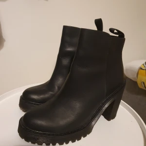 Dr martens stövletter skor storlek 40 - Dr martens storlek 40. Svarta.  skorna är i nyskick. Stabil klack 