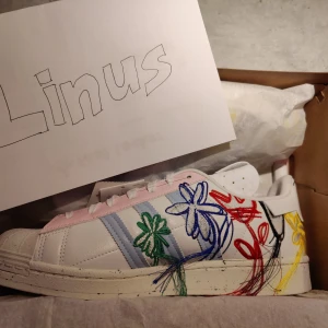 Adidas Superearth SW - Helt nya och oanvända Adidas Superearth, det senaste samarbetet mellan Adidas och Sean Wotherspoon. Skorna är I storlek 42.