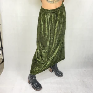 Kjol - En superfin kjol som ger cottagecore / goblincore vibbar. Midja 41cm och längd 94cm. Velvetliknande material. 100% polyester. Okänt märke. Använder helst Safepay då det blir säkrare för båda (Safepay tar 10% av betalningen och frakt är inräknad i priset) 