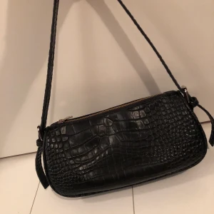 NLY TREND VÄSKA - trendig baguetteväska från nelly