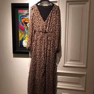 Leopard klänning från stradivarius, strl S