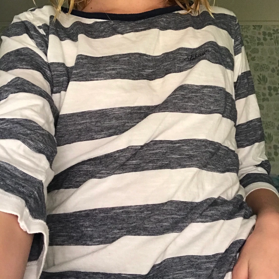 En randig tröja med mellan långa ärmar