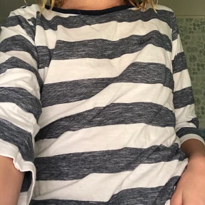 En randig tröja med mellan långa ärmar - Den har använts 2 gånger och har fortfarande ett bra skick