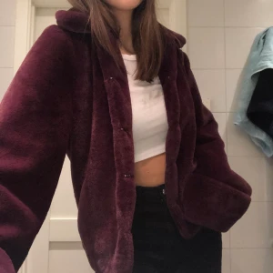 pälsjacka - gosig pälsjacka från NAKD som aldrig är använd, perfekt nu till vintern eller nästa höst!! färgen är svår att få fram på bild men den är mer åt det vinröda/lila hållet och absolut finare i verkligheten än på bild! finns små hakar som man kan knäppa den med som även syns på bilderna ✨💕 storlek 36 men passar XS-M