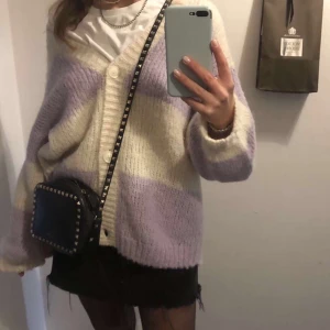 Valentino väska  - Intressekoll på min svarta valentino väska! Den är som ny! Kvitto och dustbag finns 💕