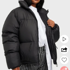 SHU WIDE JACKET  - Modern puffer jacket från märket SHU, köpt på Nelly. Aldrig använd bara provad, taggarna sitter kvar. Säljer pga fel storlek. Nypris 3200 (rea). Frakt tillkommer beroende på hur mycket paketet väger.