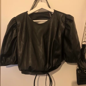 Topp från H&M  - Fint skick, endast testad, bra i storleken, lite kroppad 