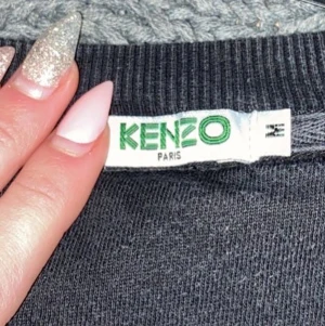 Kenzo tröja - Äkta kenzo tröja. Snygga färger! Tröjan sitter snyggt på men mer som en S ist för en M💗 för frågor kontakta mig. Frakt 63kr