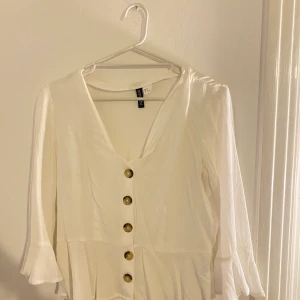 Blus  - Vit blus med knappar. 