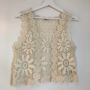 Vit stickad väst  - Superfin vit stickad väst från H&M! I storlek 170 men passar storlek XS-M. Helt oanvänd!