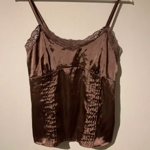 Linne strl.S  - Jättefint brunt linne. Står en 2:a vet inte riktigt vad det är för storlek men passar en xs/s. Har en dragkedja på sidan för att lättare få på sig tröjan då den ej är stretchig. Budgivning sker i kommentarerna och avslutas på söndag kl.16.00! Köparen står för fraktkostnaden!😊 