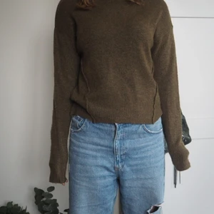 Stickad tröja - Stickad tröja. Grön. Långärmad. Säljer för att jag tyvärr inte fått användning för den då jag har en till liknande.