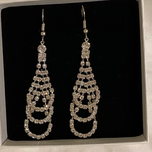 Balörhängen - Superfina örhängen som passar perfekt till fest, bal eller liknande. Använda en gång och priset ligger på 70kr💕 Örhängena rengörs självklart innan dom skickas och köparen står för frakt (ca 10kr)🥰💕