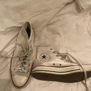 converse - väl använda converse. köpta här på plick men aldrig använda av mig! går säkert att tvätta har inte försökt själv💓💓 