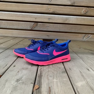 Air Max Thea - Använda endast en gång. Kan mötas i Stockholm annars skickas de med spårbar frakt (63kr). 