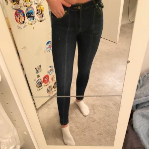 Jeans med söm fram på benet  - Ett par snygga skinny jeans från nakd. Ganska låg midjade (dock för små för mig) pris 120kr utan frakt🥰