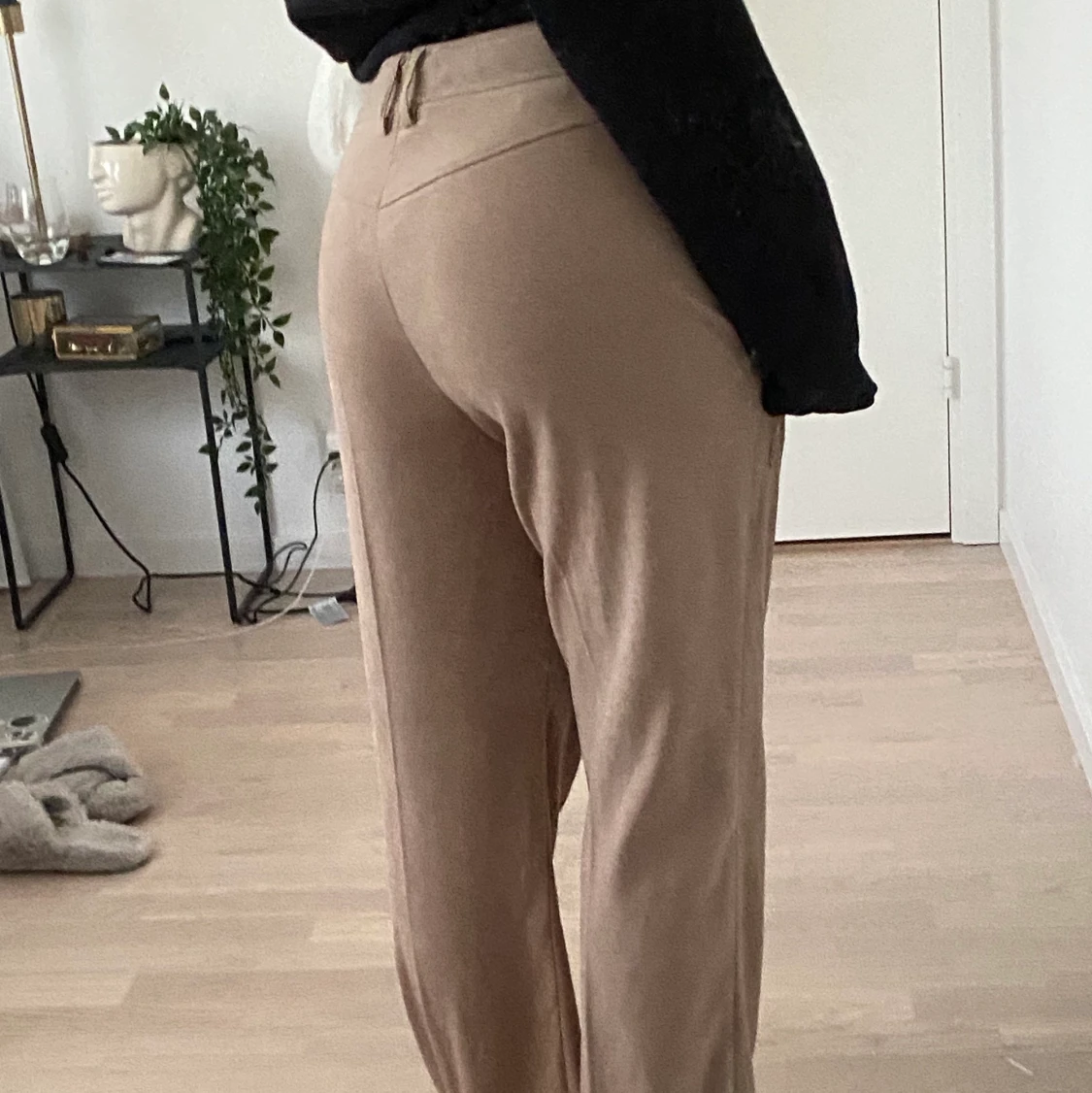 Bruna lågmidjade byxor  - 91