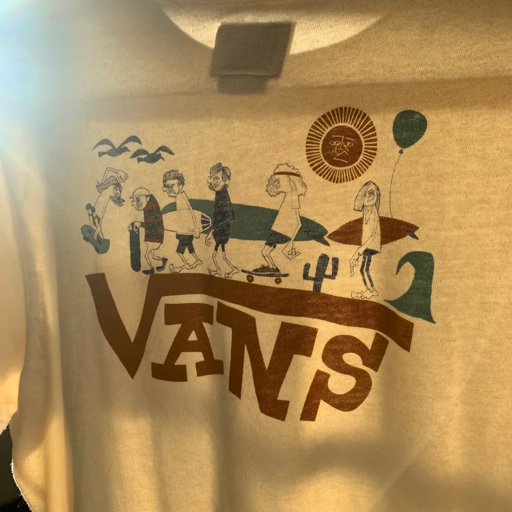 En vintage beige oversized t-shirt från Vans. Den köpt på en second hand. Fint skick. Supercool men kommer inte till användning. 150kr eller kom med bud. . T-shirts.