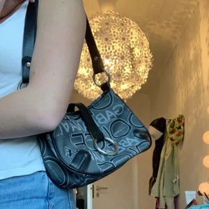 Dolce & Gabana väska  - Säljer min Dolce & Gabana väska🥰 Köpte second hand så vet inte om den är äkta tyvärr:( mycket bra skick och får plats med mycket.