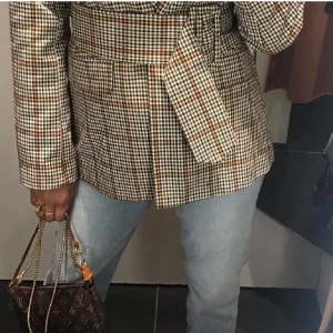 Kavaj med bälte  - Jättefin kavaj, använd ca 2 ggr. Köparen står för frakten - 63kr 🦋🦋