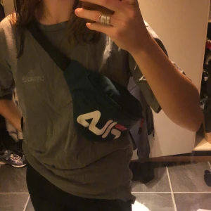 Fila väska  - Justerbar filaväska, väl använd men är i bra skick! Supersnygg till vad som helst egentligen🥰😆 avslutas 7/12