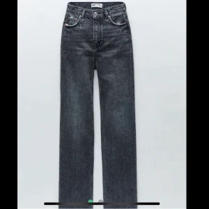 90’s full length jeans zara - Hej! Säljer dessa superpopulära och slutsålda jeansen i storlek 34 från zara. De är helt nya och säljes pågrund av att de var för stora för mig tyvärr. Jag är 160 och de är bra mycket för långa för mig, men det är raw cut så man kan såklart klippa efter sin egna längd.  Startbud 280+frakt💞
