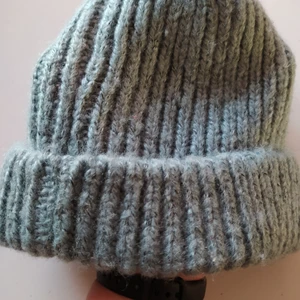 Grå/blå stickad mössa divided onesize - Så gott som Oanvänd,har för många!
