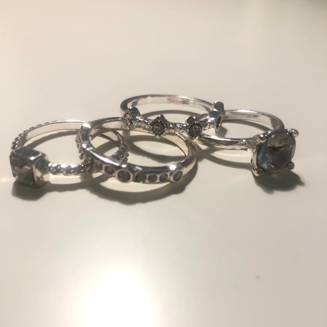 Ringar i silver med diamanter och stenar