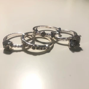 Ringar i silver med diamanter och stenar - Silvriga ringar med olika mönster och diamanter/stenar💎 Inte äkta silver || Köp alla för 61kr och få gratis frakt eller 15kr/st + 11kr frakt🤩