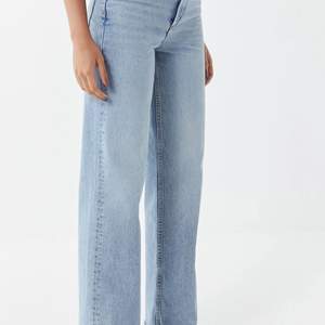BGG jeans med hög midja och vida ben. Storlek w.24, passar en XS/S! Jättefint skick, säljes pga för små. Köpta på Urban Outfitters SOHO i New York.