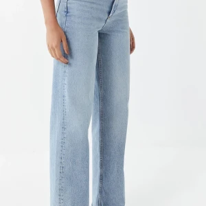 BDG Urban Outfitters Vida Jeans - BGG jeans med hög midja och vida ben. Storlek w.24, passar en XS/S! Jättefint skick, säljes pga för små. Köpta på Urban Outfitters SOHO i New York.