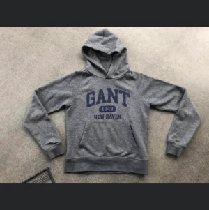 Gant hoodie - Fin grå Gant Hoodie. Storlek 134/140, 9-10 år. Som ny! 300kr, ev porto tillkommer. 
