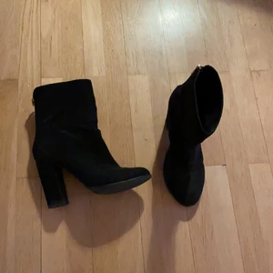 Klackar från Nelly - Svarta klackskor i mockaimitation från Nelly köpta för ca 3 år sedan. Omklackade hos skomakare och i bra skick. 