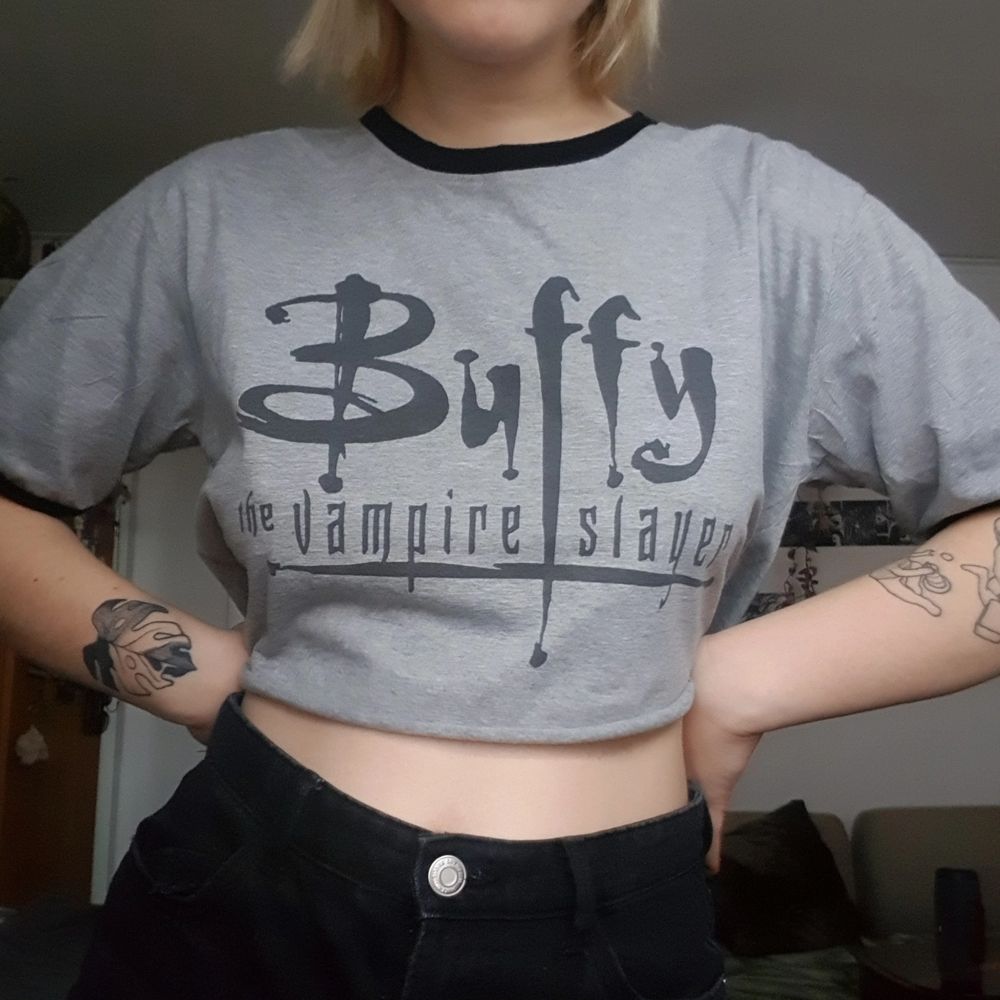 En t-shirt som jag croppat själv, från serien Buffy the vampire Slayer 🥰🥰. T-shirts.