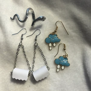 Smycken! - Säljer två par örhängen och en ring. Kan köpa separat men även kombineras. Ringen kostar 20kr och örhängen kostar 30kr/par. 11kr frakt tillkommer!