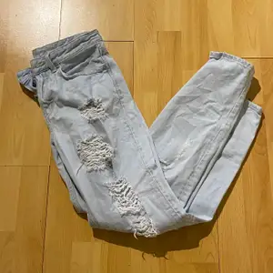 Ett par boyfrend jeans med hål. Använd någon gång med inte mer, så bra skick!😊✨  köparen står för frakt 🚚 