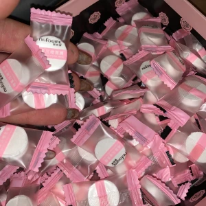 Ansiktsmasker - Söta ansiktsmasker som läggs i blöt och sväller samt blir en mask. Återfuktande och fräsch. Perfekt billig julklapp till sig själv eller någon annan🥰 De kostar 5kr st + frakt