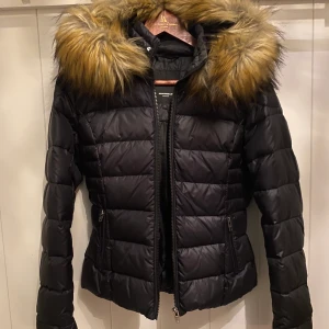  vinterjacka från ROCKANDBLUE sweden  - Säljer denna snygga jacka i storlek 36, använd ett fåtal gånger så den är i väldigt fint skick, säljer denna för att den ej kommer till användning! Buda i kommentarerna, startpris på 600kr + frakt