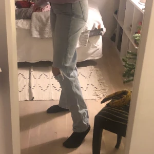 90’s jeans från Gina - Säljer mina älskade Gina Tricot jeans. Inte amvönda så jätte mycket och inga fläckar eller trasiga på nått sätt! Jag på bilden är runt 165 cm och de går till hälen på mig. Säljer dem för 500kr💕