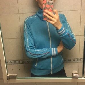Sportig tröja - Är lite sliten vid dragkedjan men annars är materialet i fint skick. Skön och cool tröja med skimmer 🥏