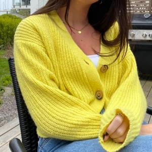 Gul stickad kofta - Super fin och mysig kofta med knappar. Säljer pga använder bara inte längre! Köparen står för frakt 🥰
