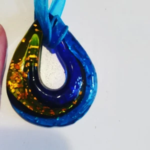 Ovanligt stort glashalsband - Gjort av glas. I nyskick! En annorlunda julklapp?