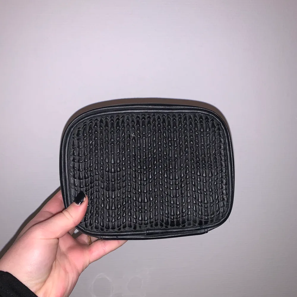 En fin necessär från HM. Kanske använd en gång så den är som ny! Frakten är 50 och den står köparen för🥰. Asusteet.
