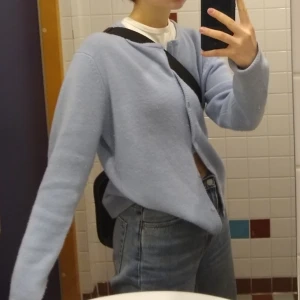 Blå Cardigan, kofta - Ljusblå kofta, bra längd och passform, ganska trendig lol, möts gärna upp i Göteborg annars tillkommer frakt