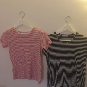 T-shirts  - Två randiga t-shirts från pull & bear. Storlek XS. 30 kr för båda, 20 kr för en 🤩 knappt använda, mycket bra skick!