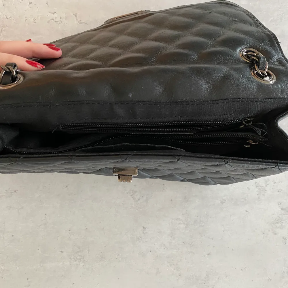 Svart handsväska från NAKD, läderimitation. Med tre olika fack. Köpare står för frakt . Accessoarer.